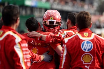 El español celebra la victoria en el circuito Hermanos Rodríguez.