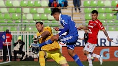 Futbol, Universidad de Chile vs Nublense.
Fecha 18, campeonato Nacional 2022.
El jugador de Universidad de Chile Marcelo Morales, centro, disputa el balon con Nicola Perez de Nublense durante el partido de primera division realizado en el estadio Elias Figueroa de Valparaiso, Chile.