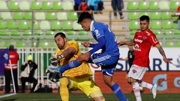 Futbol, Universidad de Chile vs Nublense.
Fecha 18, campeonato Nacional 2022.
El jugador de Universidad de Chile Marcelo Morales, centro, disputa el balon con Nicola Perez de Nublense durante el partido de primera division realizado en el estadio Elias Figueroa de Valparaiso, Chile.