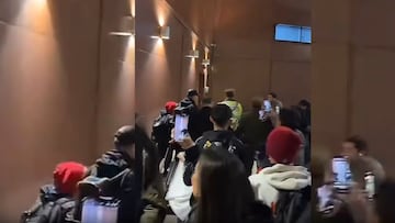 Aránguiz llegó a Chile en la madrugada y los hinchas de la U lo recibieron así: “¡Te queremos, hermano!”