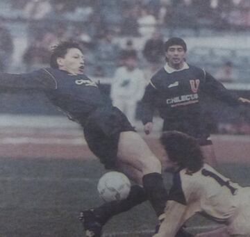 El 'Rata', ex Boca Juniors, anotó sólo dos goles en 26 partidos por la U. En la foto se ve en el fondo observando el intento de 'Gino' Cofré ante Colo Colo.