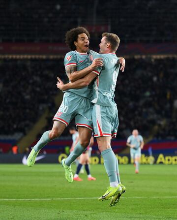 1-2. Alexander Sorloth celebra el tanto que marca en el descuento con Axel Witsel.