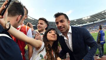 Del Piero se hace una foto con una aficionado. La leyenda de la Juventus analiza el duelo contra el Atl&eacute;tico de Champions.