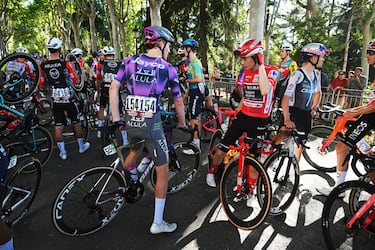 Los ciclistas parados en la última etapa de La Vuelta. 