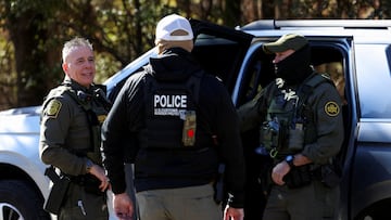 Un ciudadano estadounidense enfrenta cargos legales tras ser perseguido por agentes de migración en Charlotte, Carolina del Norte.