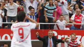 <b>TERAPIA. </b>Manzano celebra un gol de Perotti en su primer partido como técnico en casa.
