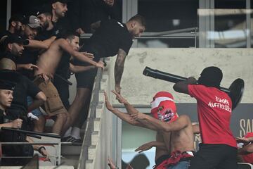 Brutal pelea entre los ultras del Niza y del Colonia en el partido de Conference League que ha dejado siete heridos, dos de ellos graves.  