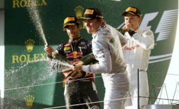 Nico Rosberg de Mercedes celebrando en el podio su victoria en el Gran Premiode Australia  en el circuito de Albert Park en Melbourne.