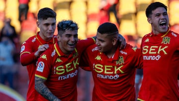 Futbol, Union Espanola vs Cobresal.
Fecha 17, campeonato Nacional 2024.
El jugador de Union Espanola Ariel Uribe, izquierda, celebra con sus companeros tras marcar un gol contra Cobresal durante el partido de primera division disputado en el estadio Santa Laura de Santiago, Chile.
27/07/2024
Andres Pina/Photopsort
Football, Union Espanola vs Cobresal.
17th turn, 2024 National Championship.
Union Espanola’s player Ariel Uribe, left, celebrates with teammates after scoring against Cobresal during a first division match at the Santa Laura stadium in Santiago, Chile.
27/07/2024
Andres Pina/Photopsort