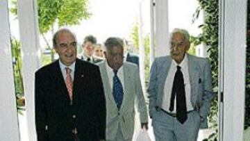 <b>LOS MANDAMASES DEL BALONCESTO.</B> Eduardo Portela, Pedro Ferrándiz y Ernesto Segura de Luna, a su llegada a la Fundación Ferrándiz.