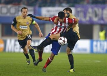 Diego Costa intenta llevarse el balón ante el defensor del Austria Viena.