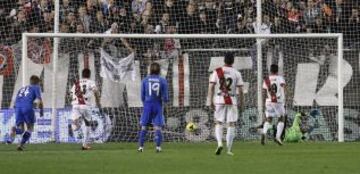 Jonathan Viera marca el 1-3 de penalti.