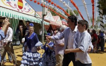 Emery entrenador del Sevilla fotografiándose con seguidores en la Feria de Abril