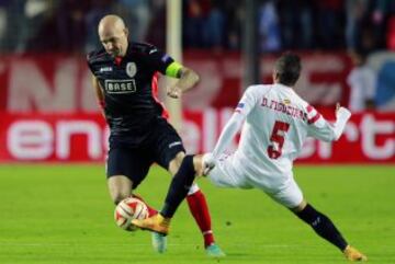 Jelle Van Damme con el balón ante Diogo. 
