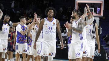 Trey Thompkins, en el centro, sonríe tras la victoria del Madrid ante el Baskonia.