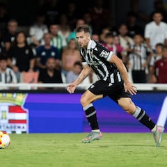 El lateral derecho, una incógnita para Rey