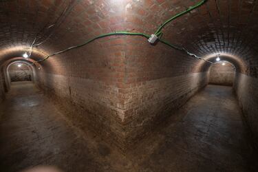 Construido en 1936 y finalizado en diciembre de 1938, este refugio subterráneo se encuentra a ocho metros de profundidad y consta de cinco galerías abovedadas de ladrillo visto, con capacidad para albergar hasta 275 personas. En 2022, el Ayuntamiento de Madrid incorporó el refugio al programa de visitas guiadas "Pasea Madrid", permitiendo al público explorar este testimonio histórico de la Guerra Civil.