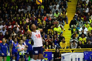 La Selección Colombia de voleibol detonó alegría en el Coliseo El Salitre al ganarle a Perú 3-0. El país sueña con un cupo a Tokio que se define contra Argentina.