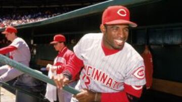 Deion Sanders, aqu&iacute; en su etapa con los Cincinnati Reds, fue uno de los escasos jugadores en combinar con notable &eacute;xito su paso simult&aacute;neo por la NFL y la MLB.