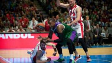 Stefan Jovic y Marko Simonovic lucha por el balón con Will Thomas.