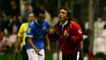 <b>VIGILADO. </b>Juanma Lillo, en San Mamés el pasado sábado.