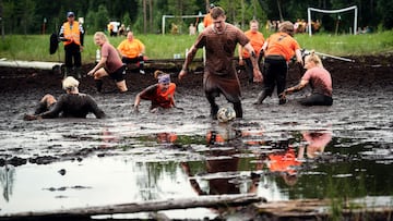 Cualquier superficie es buena para jugar un partido de fútbol. Incluso un campo embarrado como el que aparece en la imagen. Corresponde a la Copa Mundial de fútbol de pantano, que ha tenido lugar en Hyrynsalmi, Finlandia. Los equipos los forman cinco jugadores de campo y un portero que se enfrentan durante dos tiempos de diez minutos cada uno. 