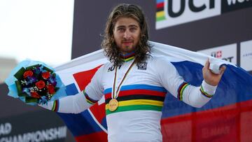 Peter Sagan posa con el maillot arcoiris y la bandera eslovaca en el podio tras proclamarse campe&oacute;n del mundo en la prueba en ruta disputada en Doha.