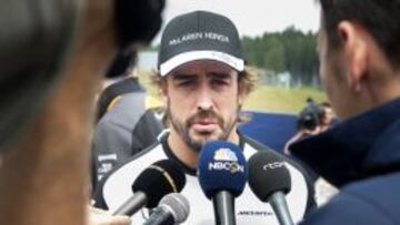 Fernando Alonso habla con los periodistas en Austria.
