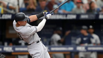 ST. PETERSBURG, FL - SEP 04: New York Yankees outfielder Aaron Judge (99) hits a home run to lead off the game during the MLB regular season game between the New York Yankees and the Tampa Bay Rays on September 04, 2022, at Tropicana Field in St. Petersburg, FL. (Photo by Cliff Welch/Icon Sportswire via Getty Images)