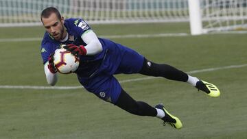 Pau L&oacute;pez durante un entrenamiento con el Real Betis.