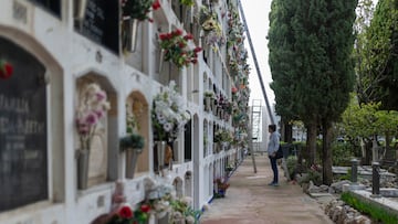 Cementerio de Les Preulles, a 29 de octubre de 2024, en Sitges, Barcelona, Catalunya (España). El Cementerio de Les Pruelles, ubicado en el Parque Natural del Garraf (Sitges), dispone de una superficie de 1.214 m2 distribuidos en una planta con cuatro salas de velatorio. Debido a que el cementerio de Sant Sebastià ya no puede crecer en horizontal, los ciudadanos de Sitges tienen otro cementerio, mucho más moderno y dotado de tanatorio y de crematorio, a las afueras de la población, el cementerio de Les Preulles.
30 OCTUBRE 2024;CEMENTERIO;LES PRUELLES;SITGES;DÍA DE TODOS LOS SANTOS;
Lorena Sopêna / Europa Press
29/10/2024