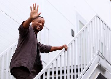 Will Smith saluda a la prensa. 