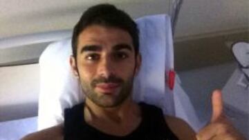 Adrián colgó esta foto en su Twitter tras ser operado.