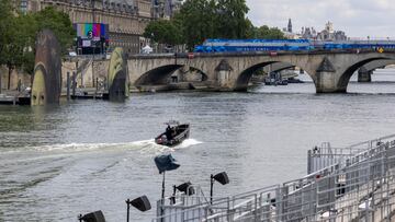 La policía patrulla el Sena, donde ya se ve el montaje de la ceremonia.