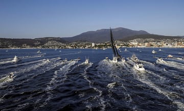 El Comanche de Jim Cooney dominó con una gran táctica la 75ª edición de la Sídney-Hobart. Invirtió un día, 18 horas, 30 minutos y 24 segundos para cubrir el mítico recorrido de 618 millas náuticas (1.164 kilómetros) como primer clasificado. En el barco vencedor destacó el caña santanderino Pablo Arrarte, miembro de la tripulación.