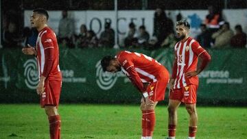 Los jugadores del Almer¨ªa, cabizbajos tras encajar el 1-0 ante el Arenteiro.