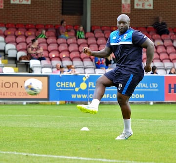 Otro de los últimos exponentes de esta especie. Akinfenwa mide 1.80 y pesa 100 kilos. Es como si tu amigo fortachón hubiera hecho carrera en el fútbol... y triunfando. Ha jugado en cerca de 15 equipos en Inglaterra con los que ha marcado más de 160 goles.