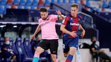 GRAFCVA4716. VALENCIA, 11/05/2021.- El jugador del Barcelona, Jordi Alba, disputa el balón con el del Levante, De Frutos, durante el partido de la trigésimo sexta jornada de Liga en Primera División que disputan este martes en el esta