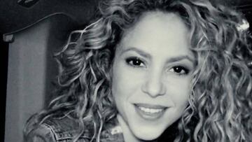 Shakira en una imagen en blanco y negro.