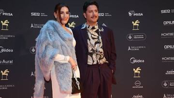 El cantante, premiado con el Ondas a Mejor espectáculo, junto a su pareja, Almudena Navalón.