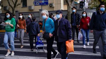 People wearing face masks are seen on a street amid the global outbreak of the coronavirus disease (COVID-19) in Shanghai, China, November 18, 2020. REUTERS/Aly Song