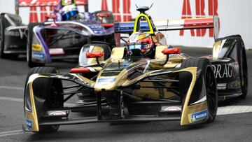 Jean-Eric Vergne por delante de Sam Bird en el ePrix de Par&iacute;s de la F&oacute;rmula E.