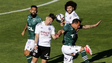 Futbol, Colo Colo vs Santiago Wanderers
Fecha 30, campeonato Nacional 2021.
El jugador de Colo Colo Gabriel Costa, disputa el balon con Sebastian Ubilla de Santiago Wanderers durante el partido de primera division en el estadio Monumental de Santiago,
