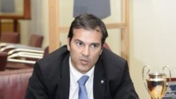 REPARTIENDO JUEGO. Vicente Casado, con el 6 de Iniesta, detrás.