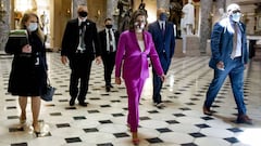 Washington (United States), 15/05/2020.- US Speaker of the House Nancy Pelosi (C) walks from the House floor to her office on Capitol Hill in Washington, DC, USA, 15 May 2020. The House is scheduled to consider a resolution to authorize remote voting by p