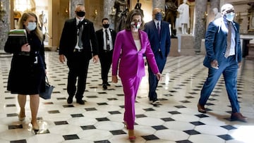 Washington (United States), 15/05/2020.- US Speaker of the House Nancy Pelosi (C) walks from the House floor to her office on Capitol Hill in Washington, DC, USA, 15 May 2020. The House is scheduled to consider a resolution to authorize remote voting by p