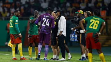 Cameroon's goalkeeper #24 Andre Onana speaks with Cameroon's head coach Rigobert Song (C) during the Africa Cup of Nations (CAN) 2024 group C football match between Senegal and Cameroon at the Stade Charles Konan Banny in Yamoussoukro on January 19, 2024. (Photo by KENZO TRIBOUILLARD / AFP)