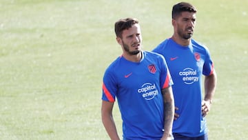 Saúl con Luis Suárez, en el entrenamiento.