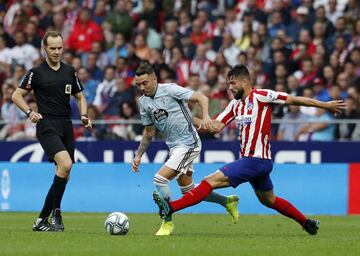 El jugador del Celta, Iago Aspas, trata de llevarse el balón ante el jugador del Atlético de Madrid, Felipe. 
 

