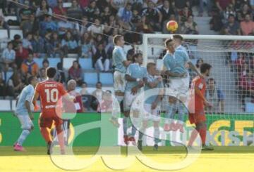 Partido Celta de Vigo-Valencia. La barrera del Celta no pudo hacer nada ante este tiro de falta de Parejo.